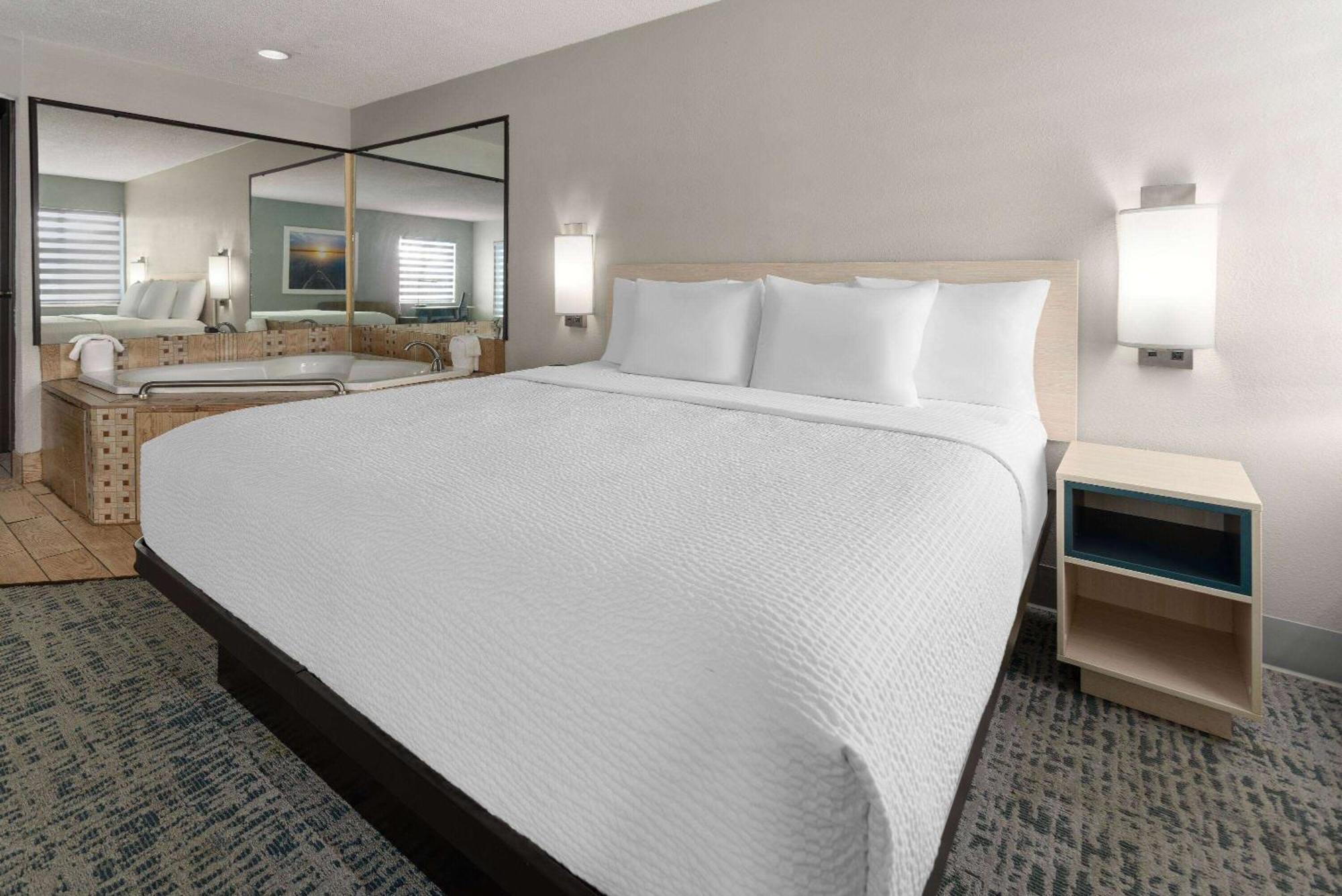 Hotel Baymont By Wyndham Lagrange Esterno foto