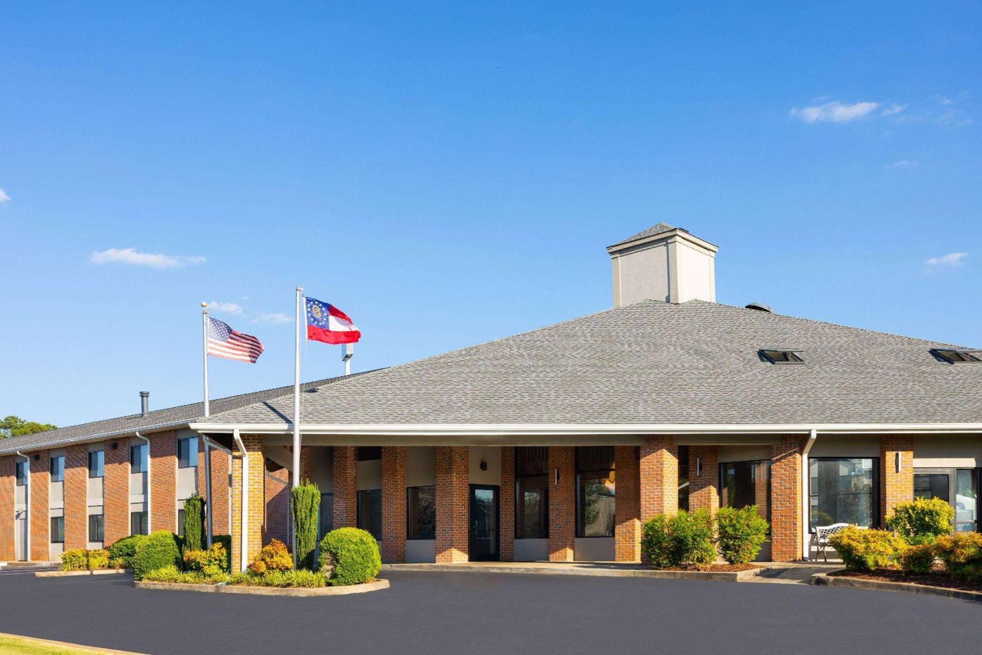 Hotel Baymont By Wyndham Lagrange Esterno foto