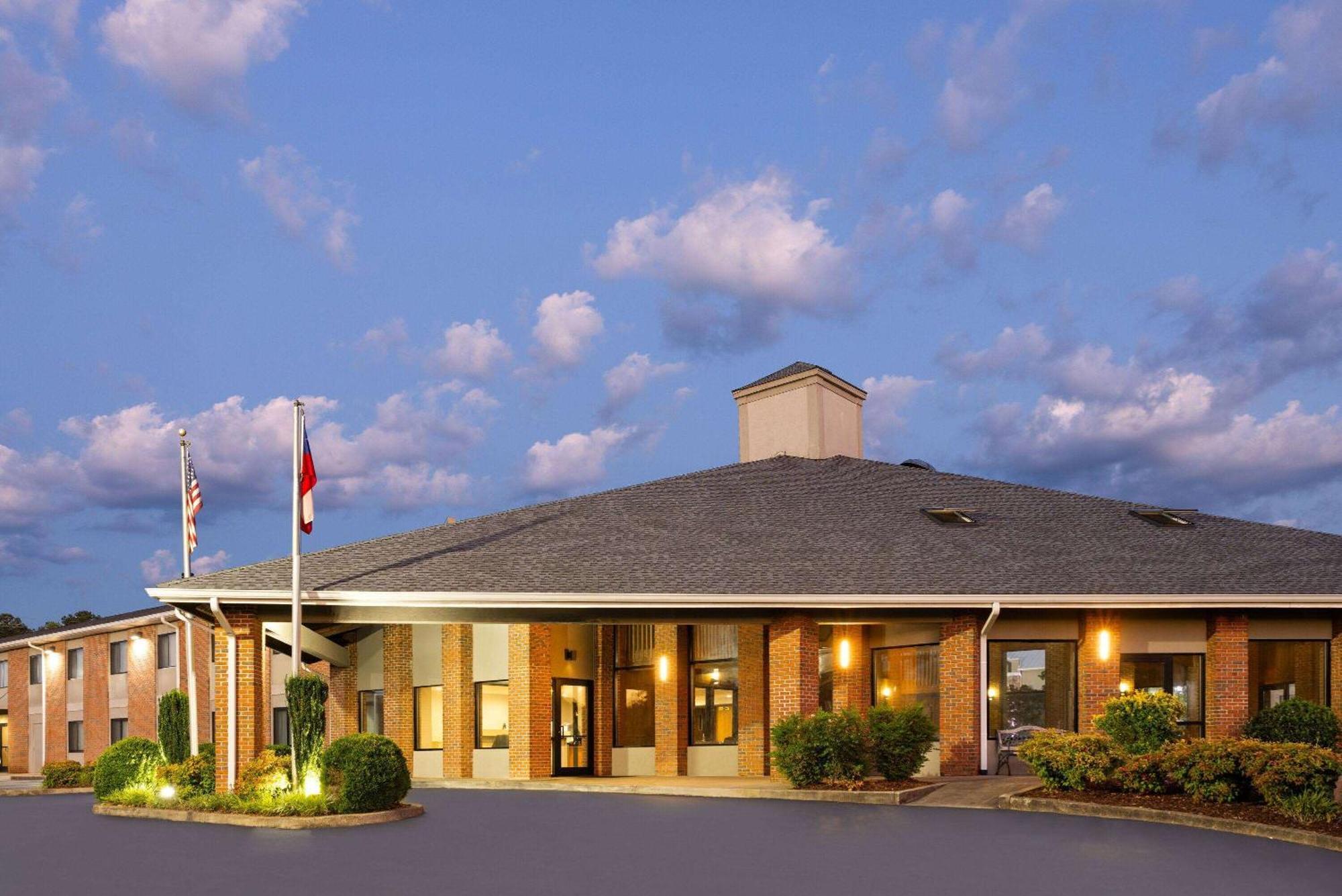 Hotel Baymont By Wyndham Lagrange Esterno foto