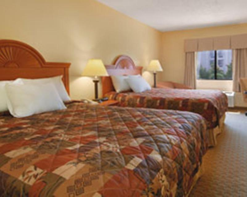 Hotel Baymont By Wyndham Lagrange Esterno foto